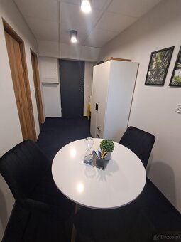 Oferujemy lokal użytkowy o powierzchni 48,90 m², położony w - 8