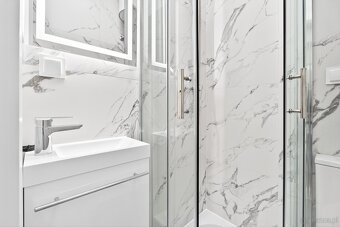 Nowoczesny pokój z łazienką i balkonem przy uczelni. - 8