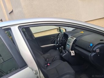 Srebrna toyota corolla Verso - 8