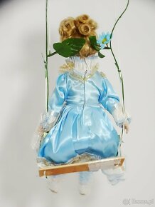Porcelanowa laleczka dziewczynka na huśtawce - 8