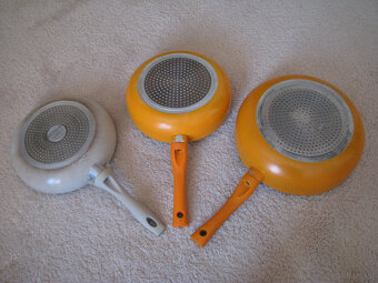 Emaliowane garnki, pokrywki, patelnie, miski, durszlak, kosz - 8