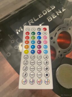 Stół z bloku silnika Mercedes-Benz V6 - 8