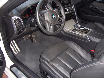 BMW 850i - 8