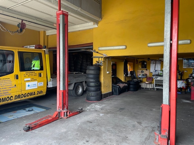 Dom z warsztatem serwisu ogumienia i basenem . Książenice gm - 9