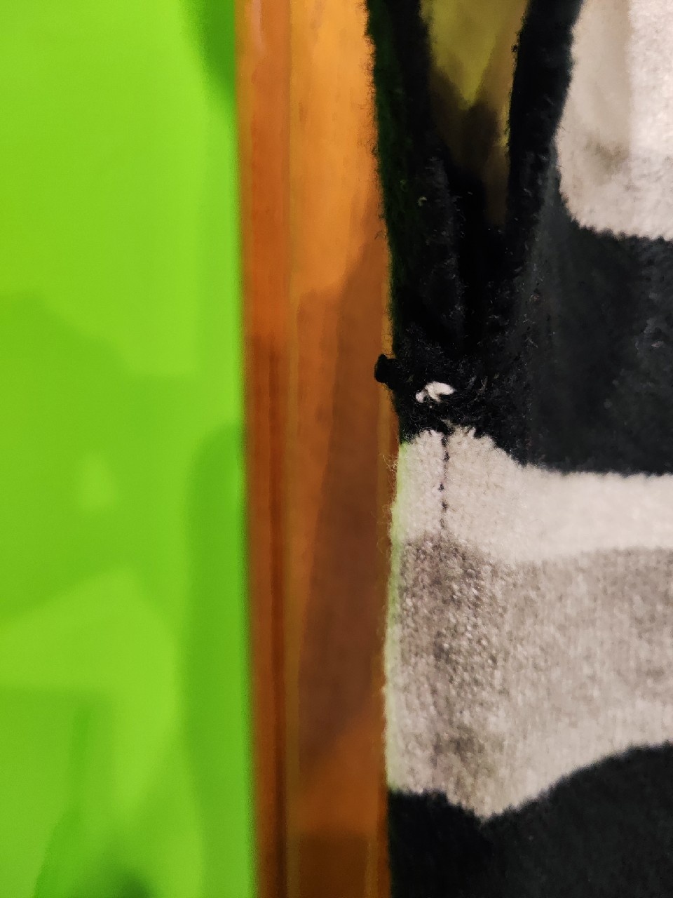 Mięciutki golf, z pomponami i z ozdobnymi dżetami - 9