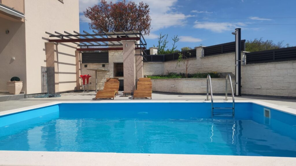 Chorwacja-Dwuapartamentowy umeblowany dom z basenem - 9