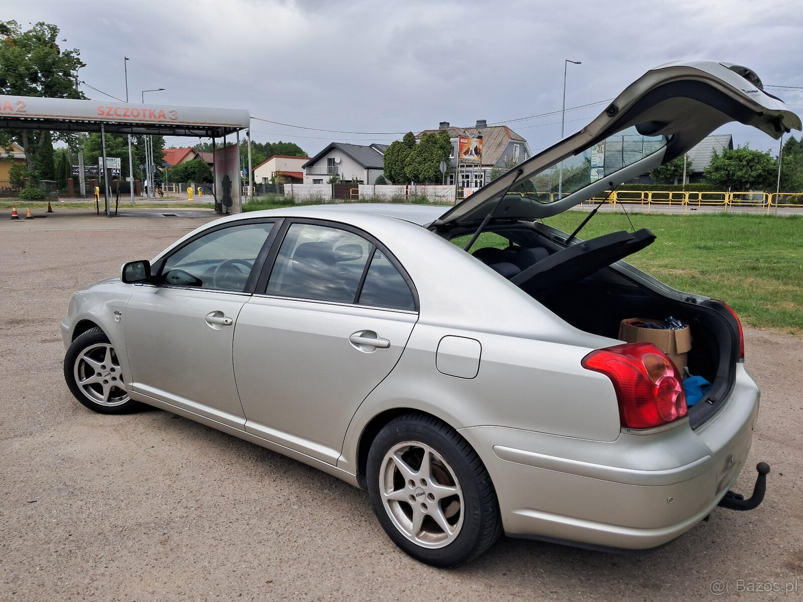 TOYOTA AVENSIS 2.0 D-4D • HATCHBACK • KLIMATYZACJA • XENON • - 9