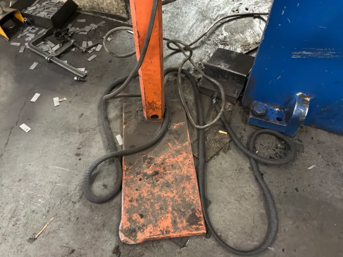 Hydrauliczna prasa krawędziowa 135 t, długość gięcia 3000 mm - 9