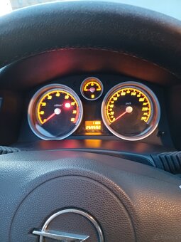 Opel Astra H 1.6 GTC 2006r - 9