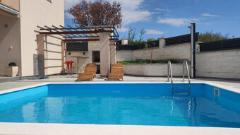 Chorwacja-Dwuapartamentowy umeblowany dom z basenem - 9