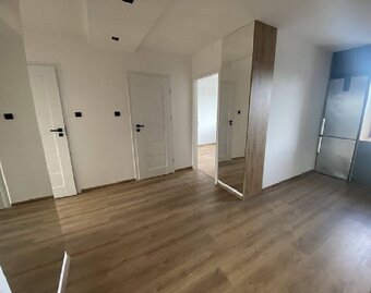 3 pokoje, 63m2, balkon, II piętro, winda, po remoncie, Os. D - 9