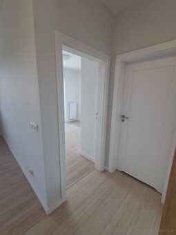2 pokoje, 47m2, II piętro, winda, duży balkon, parking, os. - 9