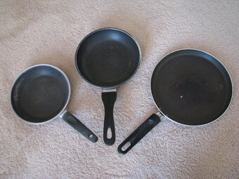 Emaliowane garnki, pokrywki, patelnie, miski, durszlak, kosz - 9